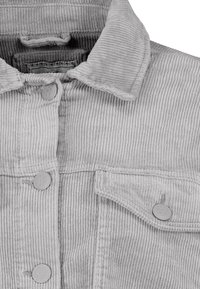 Giacca in cintura grigia con colletto, due tasche frontali e bottoni argentati, con texture a coste visibile in tutto il capo.