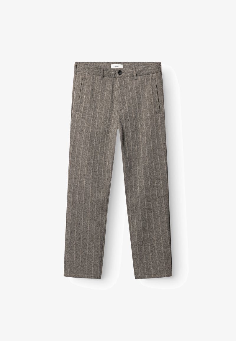 Pantalons en laine gris avec des rayures verticales claires, poches avant, passants de ceinture, fermeture à bouton et coupe droite.