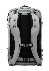 Sivi ruksak s podstavljenim naramenicama, mrežastom stražnjom pločom, podesivim kopčama i pretincem s patentnim zatvaračem na vrhu. Dizajn teksturiranog materijala.