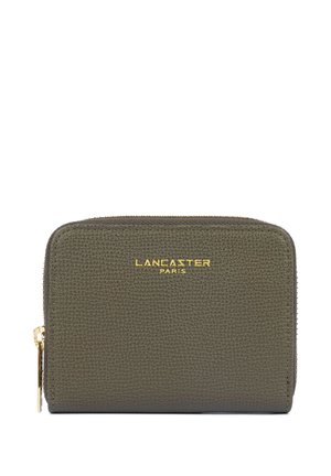 Portefeuille en cuir texturé vert olive avec fermeture éclair dorée et logo doré "Lancaster Paris" centré sur le devant.