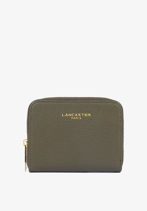 Portefeuille en cuir texturé vert olive avec fermeture éclair dorée et logo doré "Lancaster Paris" centré sur le devant.