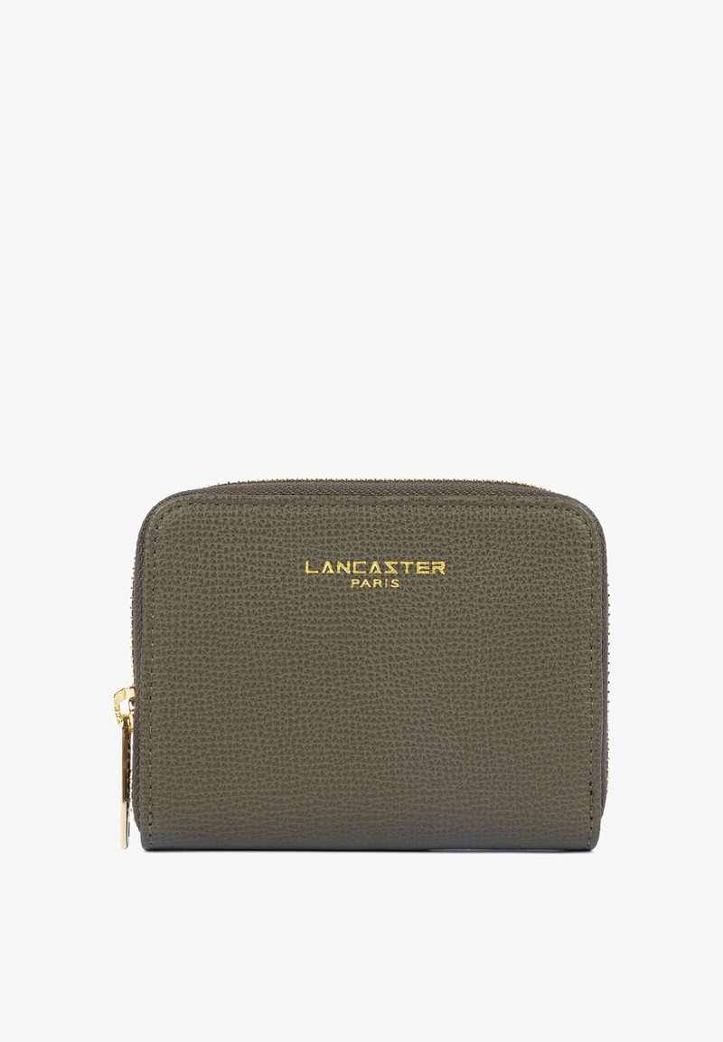 Portefeuille en cuir texturé vert olive avec fermeture éclair dorée et logo doré "Lancaster Paris" centré sur le devant.
