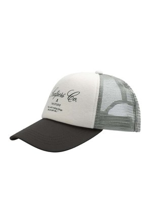 Gorra trucker de malla blanca y gris con visera curva negra. La parte delantera presenta texto impreso en negro y un pequeño logotipo arriba.