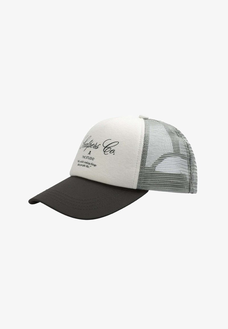 Gorra trucker de malla blanca y gris con visera curva negra. La parte delantera presenta texto impreso en negro y un pequeño logotipo arriba.