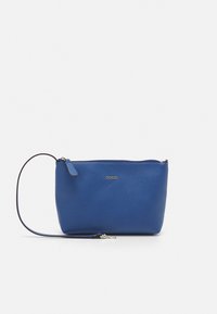 Niebieska skórzana saszetka o gładkiej fakturze, z zamknięciem na zamek błyskawiczny i odpinanym paskiem. Posiada złote logo z przodu. Kompaktowy design.