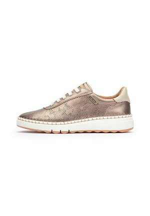 Baskets en cuir perforé bronze avec semelle en caoutchouc blanc, accents beige et coutures contrastées. Dotées de sept œillets pour les lacets.