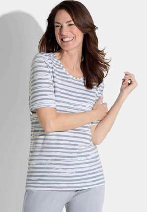 Gestreepte T-shirt in grijs en wit, met een ronde hals en korte mouwen, gedragen door een model met lichtgrijze broek.