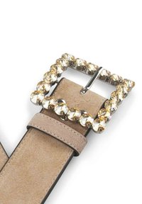 Beżowy zamszowy pasek z dużą kwadratową klamrą ozdobioną przezroczystymi i bursztynowymi kryształami, dopełniony srebrnymi elementami.