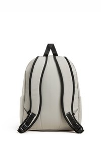 Mochila de tela gris con correas negras. El diseño presenta una forma redondeada, correas acolchadas y un asa superior para llevar. Sin logotipos visibles.