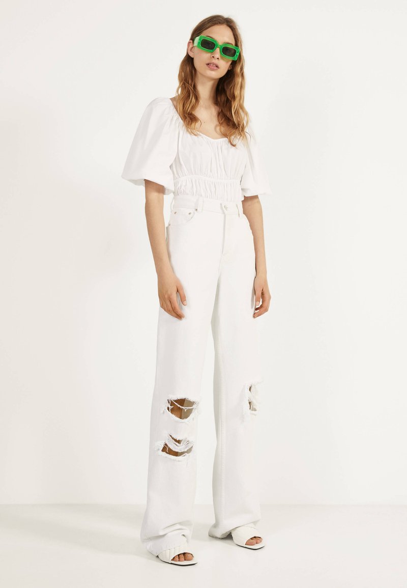 Bershka Mit Schlaghose Und Rissen Relaxed Fit Jeans White Zalando De