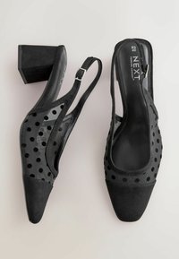 Mustat slingback-korkokengät, joissa on teksturoitu mokkainen varvasosa ja kanta, läpinäkyvät verkkomaiset sivut pilkku-kuviolla sekä tukeva blokki-korko.