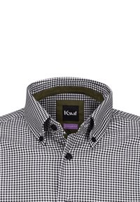 Camicia a scacchi bianca e nera con colletto button-down, interno verde e bottoni scuri; design a vestibilità regolare per un utilizzo versatile.