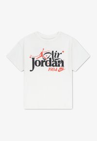 Λευκό βαμβακερό μπλουζάκι με το κείμενο «Air Jordan» σε μαύρο και κόκκινο, με λογότυπο Jumpman και την επιγραφή «1984 Nike» από κάτω. Κοντά μανίκια, στρογγυλή λαιμόκοψη.