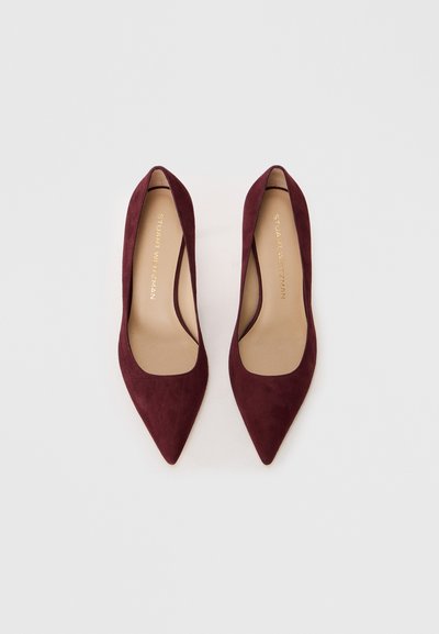 Décolleté in suede borgogna con tacco alto, punta affusolata e interno liscio. Presenta un design minimalista e senza ornamenti visibili.