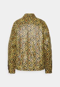 Good American GOOD OVERSIZE TRUCKER - Casaco de pele sintética - golden snake