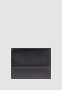 Zwart leren portemonnee met een gladde textuur, voorzien van twee kaartsleuven en een stiksel-detail. Compact rechthoekig van vorm.