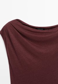 Miękki bordowy top z krótkim rękawem i szerokim dekoltem typu łódka, wykonany z drobno dzianiny, z metką Massimo Dutti.