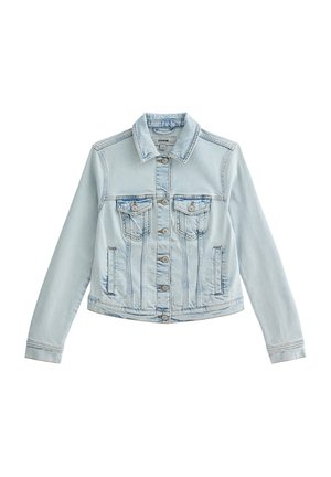 Ljusblå denimjacka med knappar framtill, två bröstfickor, något figursydd design och kontrasterande sömmar längs kanterna.