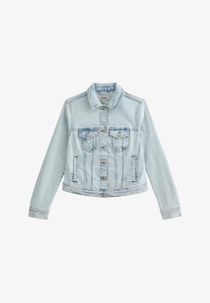 Veste en denim bleu clair avec un devant à boutons, deux poches poitrine, un design légèrement ajusté et des coutures contrastantes le long des seams.