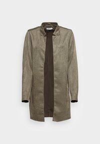 Giacca aperta lunga color verde oliva con colletto alto e maniche lunghe, esposta su uno sfondo bianco.