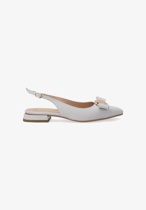Graue Leder Slingback-Schuh mit spitzem Zehenbereich, flachem Blockabsatz und Schleifenakzent. Verfügt über einen verstellbaren Riemen für die Passform.