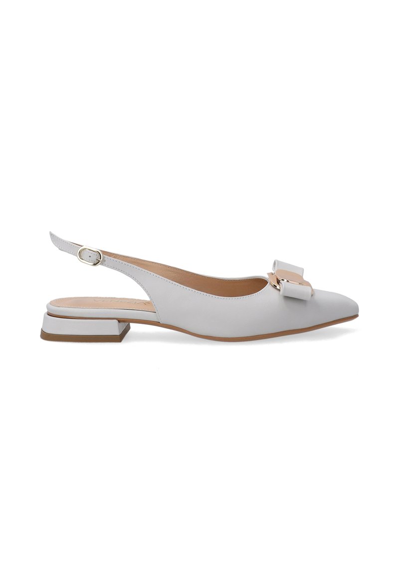 Szare skórzane buty slingback z zaostrzonym noskiem, płaskim klockiem i akcentem w postaci kokardy. Posiadają regulowany pasek dla lepszego dopasowania.