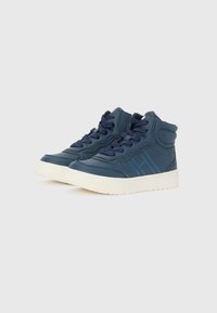 Mid-top sneakers i mørkeblå syntetisk materiale, med marineblå lisser, kremfarget gummisåle og subtile detaljer på siden.