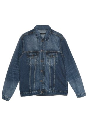 Niebieska kurtka jeansowa z zapięciem na guziki, dwie kieszenie na piersi z patkami, długie rękawy i klasyczny kołnierz, z zatartymi detalami.