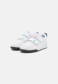 Sneakers bianchi con cinturini in Velcro. Presentano un testo colorato in contrasto "PLAY" e "FLYT" sui cinturini. Accenti neri sul tallone e sulla suola.