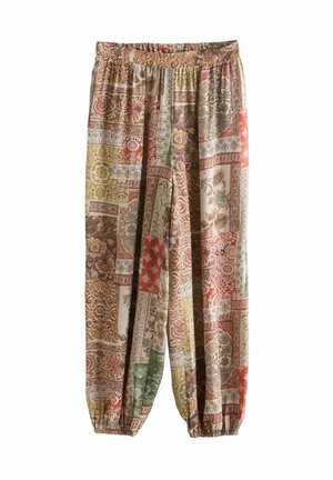 Pantaloni largi cu talie și manșete elastice, cu un model patchwork de designuri florale și geometrice în tonuri pământii.