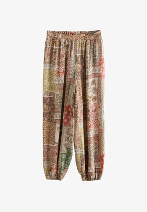 Locker sitzende Hose mit elastischem Bund und Bündchen, mit einem Patchwork-Muster aus floralen und geometrischen Designs in Erdtönen.