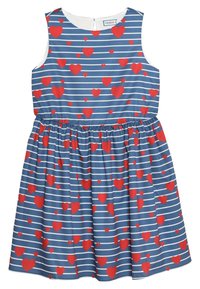 Bezramenné modré šaty s bílými pruhy a červenými vzory srdcí. Obsahují nařasený pás a zip na zádech. Hladká struktura látky.