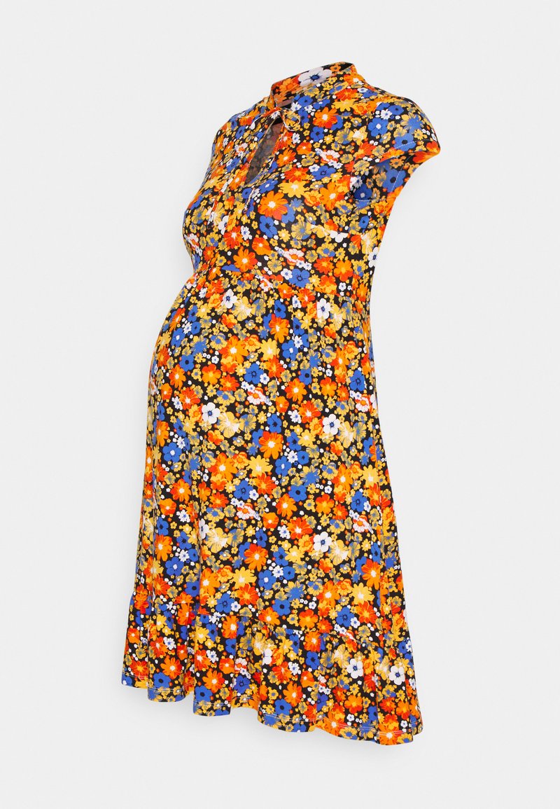 Vestido de maternidade floral com gola, mangas curtas e flores vibrantes em laranja, azul e amarelo sobre um fundo escuro.