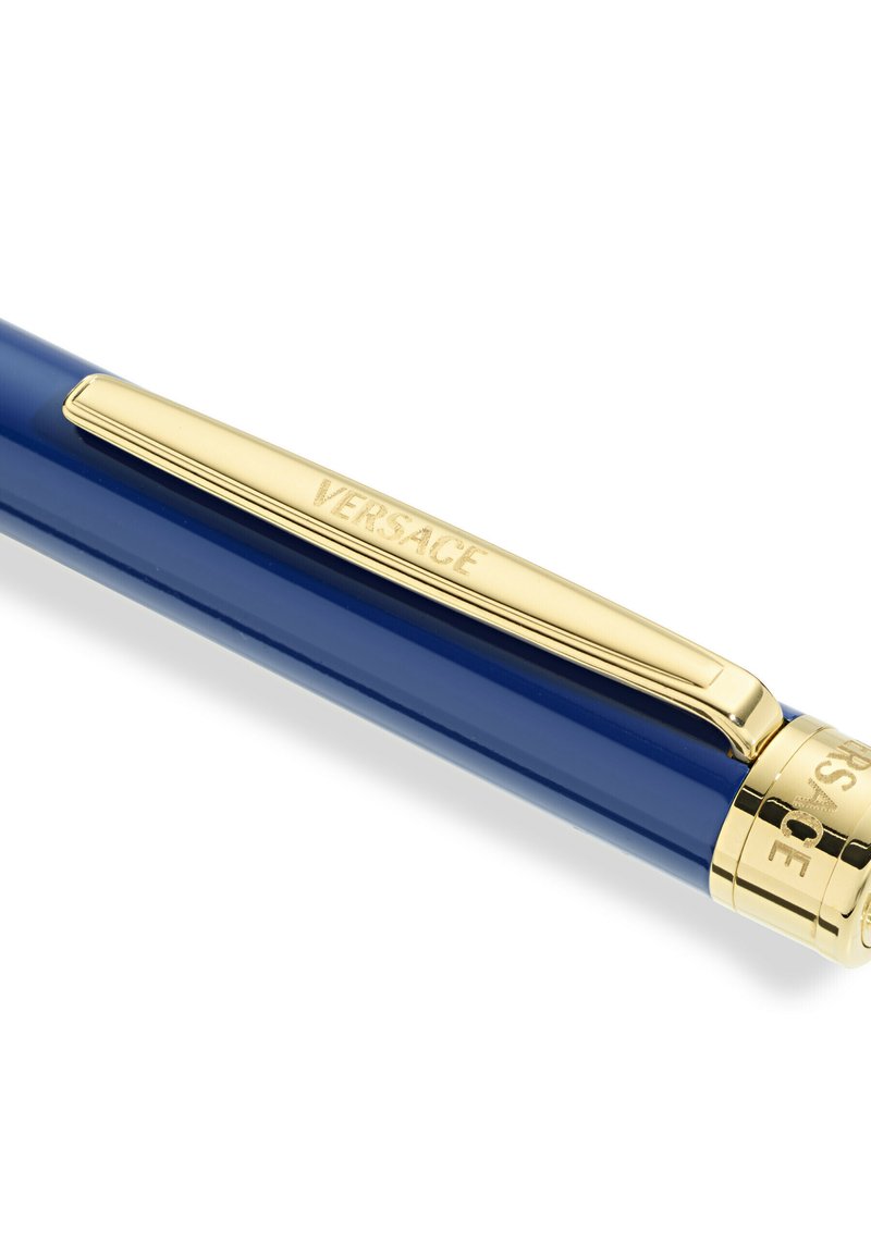 Versace-pen met een glanzende blauwe cilinder, gouden accenten, gegraveerde merknaam en een slank clipontwerp.