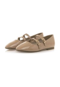 Bailarinas de charol beige con punta afilada, dos correas ajustables y detalles en dorado. Suela plana, textura suave y diseño minimalista.