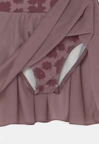 Twee-delig kledingstuk in mauve, met een aansluitende bikini onderkant met een textuurpatroon en een gelaagde, losse rok overlaag.