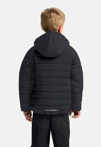 Chaqueta de plumas negra con capucha, con paneles acolchados horizontales y acentos reflectantes. Tejido suave, diseño ligero, vista trasera.