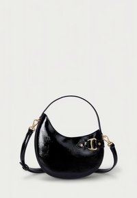 Svart väska i lackläder med en böjd form, guldfärgade detaljer och en avtagbar rem. Har en texturerad yta och spännedetalj.