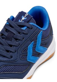 Scarpa sportiva blu navy con tomaia in mesh e sintetico, dettagli blu, suola in gomma testurizzata e sottopiede bianco a contrasto.