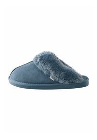 Blå hjemmesko med en blød faux fur-krave, overdel i ruskind, flad gummisål, rund tå og subtil logo-tag nær siden.