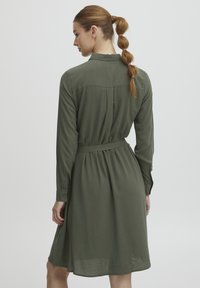 Ichi Trenchcoat Ihgilana ih gilana ja/cornstark • Dirk de Wit Mode
