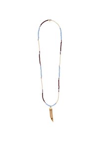 En pärlband med växelvis blå, röd och krämfärgade pärlor, med en spetsig berlock i ett lätt material i mitten.