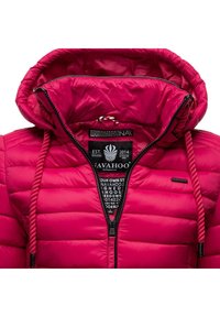 Fuchsia pufferjakke med lynlås foran, hætte og snor. Har syede ribkanter og mærkelabel på indersiden.
