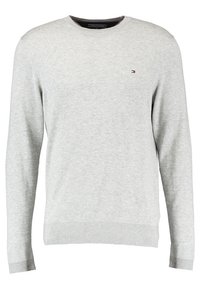 Pull gris clair en maille avec manches longues, col rond, poignets et ourlet côtelés, avec un petit logo sur la poitrine.