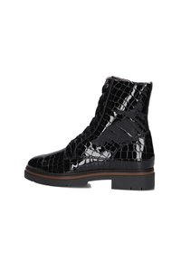 Zwarte laarzen van gepatenteerd leer tot de enkel met een krokodillenstructuur, vetersluiting en een stevige, gestructureerde zool die grip biedt.