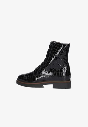 Bottes chevilles en cuir verni noir avec une texture crocodile, un design à lacets et une semelle robuste et texturée offrant une bonne adhérence.
