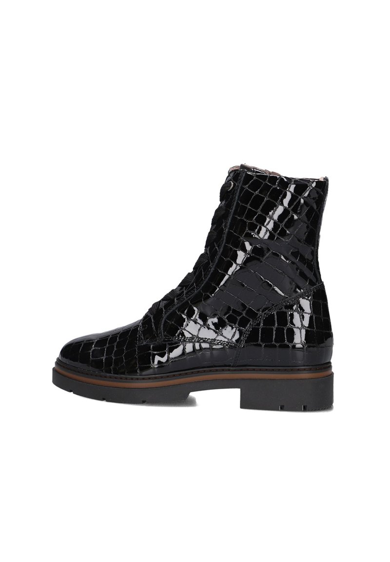Zwarte laarzen van gepatenteerd leer tot de enkel met een krokodillenstructuur, vetersluiting en een stevige, gestructureerde zool die grip biedt.