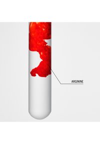 Tube à essai en verre transparent contenant un liquide rouge. Une étiquette pointe vers le liquide, l'identifiant comme de l'arginine. Fond blanc.