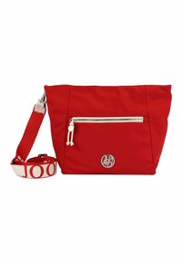 Rote Nylon-Tasche mit einem großen, mit Reißverschluss versehenen Hauptfach, einer Fronttasche und einem abnehmbaren Schultergurt mit einem weißen Logodesign. Akzente in Silber.