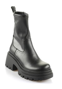 Čierna kožená členková obuv s hladkým povrchom, masívnou platformovou podrážkou, zaoblenou špičkou a zadným úchytom na jednoduché obúvanie.